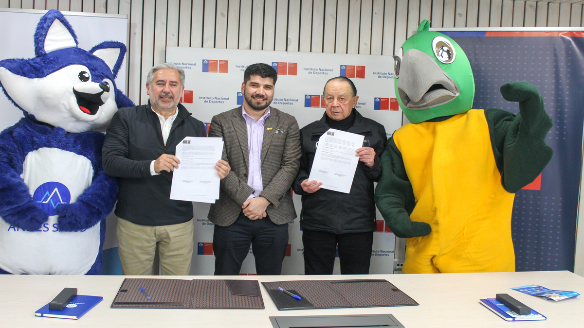 Representantes del IND Maule y Andes Salud posando durante la firma del convenio, incluyendo el Gerente de Desarrollo Corporativo Álvaro García, el Seremi del Deporte Iván Sepúlveda, y el Director del IND Zenén Valenzuela.