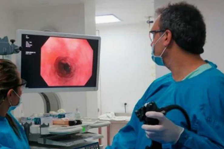 Especialista explicando cuándo una endoscopía es necesaria por molestias digestivas persistentes.