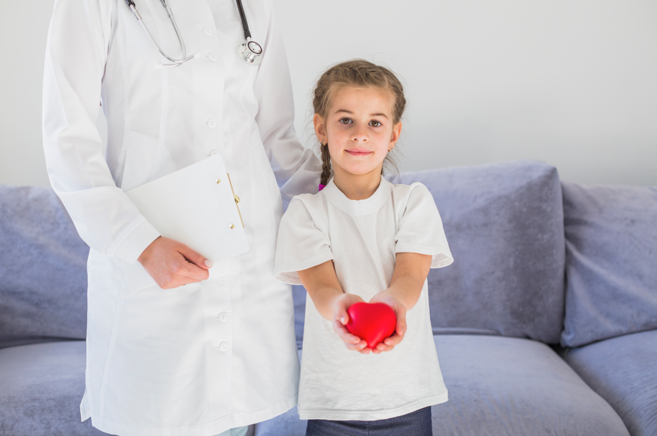 Niña deportista en consulta de cardiología infantil en Andes Salud Talca.