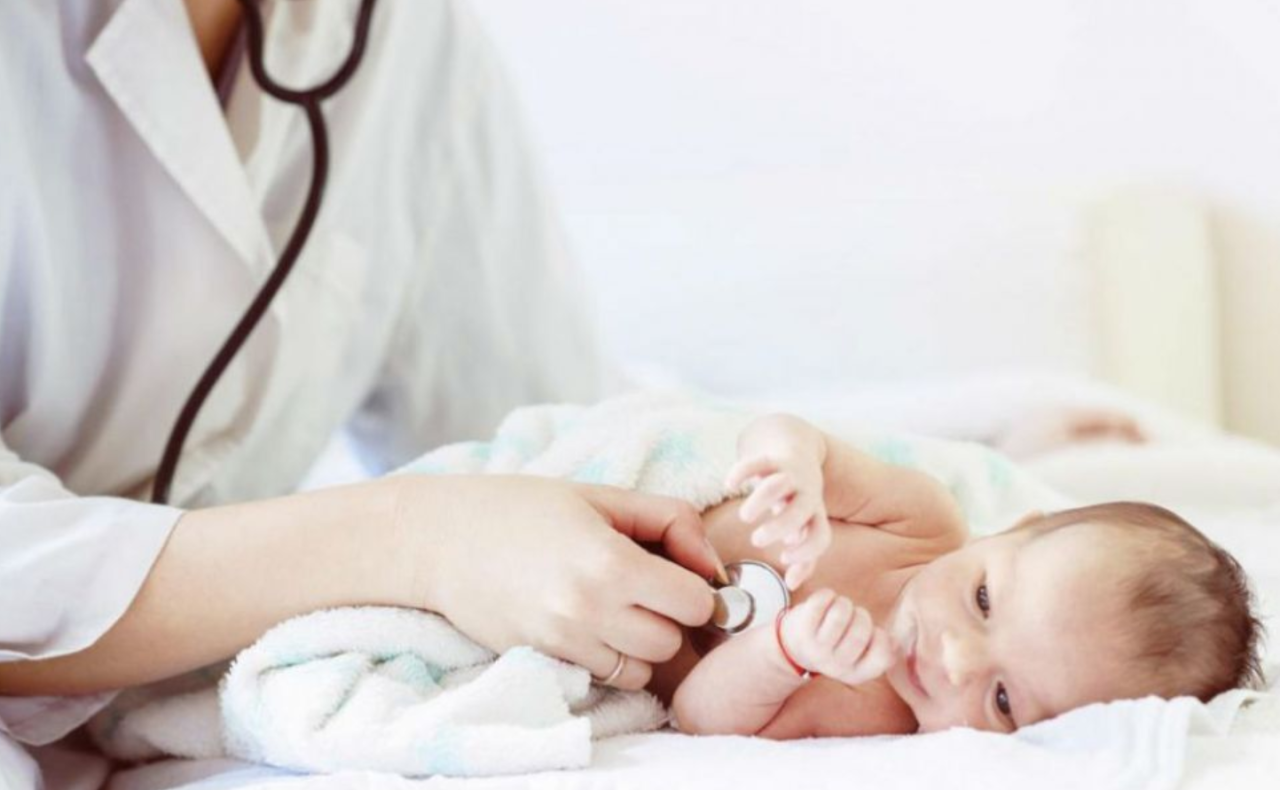 Niña Bebe en consulta médica durante uno de sus controles pediátricos en Andes Salud Talca