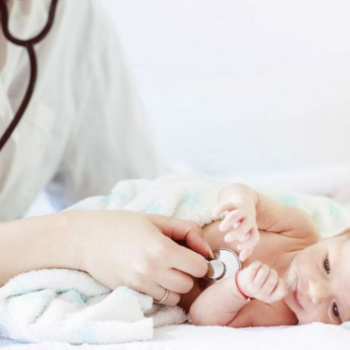 Niña Bebe en consulta médica durante uno de sus controles pediátricos en Andes Salud Talca