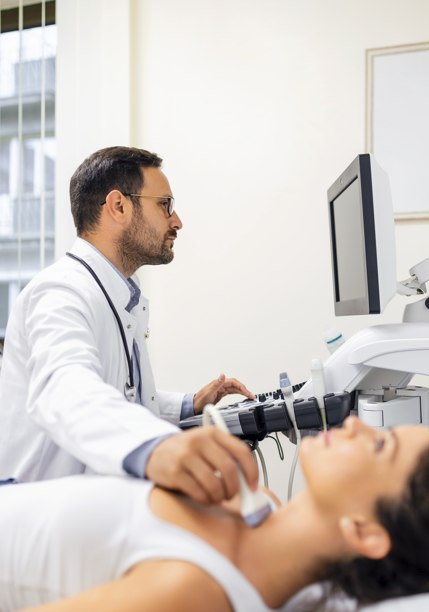 Equipo médico realizando ecografías por zona en Andes Salud Talca