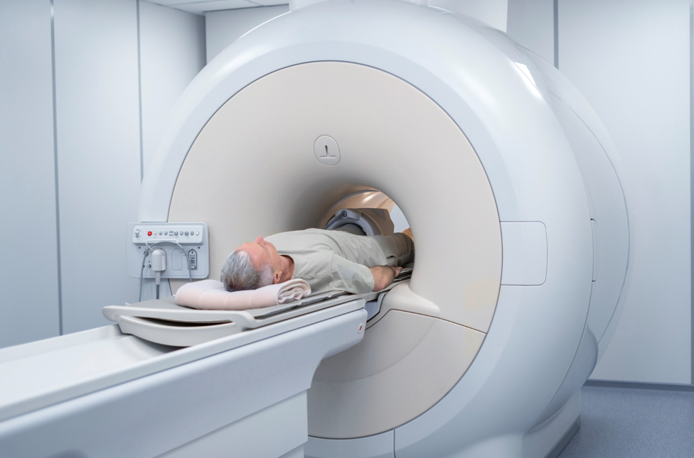 Paciente realizándose una resonancia magnética en Andes Salud Talca con equipos de última tecnología