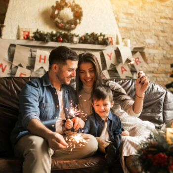Familia celebrando la navidad con cuidados de salud