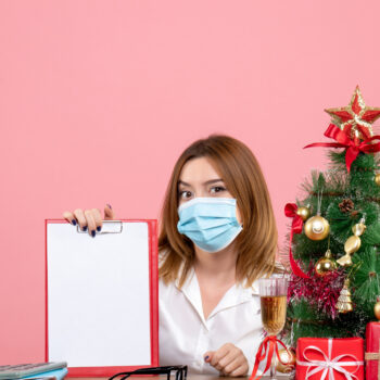 Médica informando resultados de consultas en época de navidad