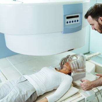 Paciente siendo preparada para una resonancia magnética de control.